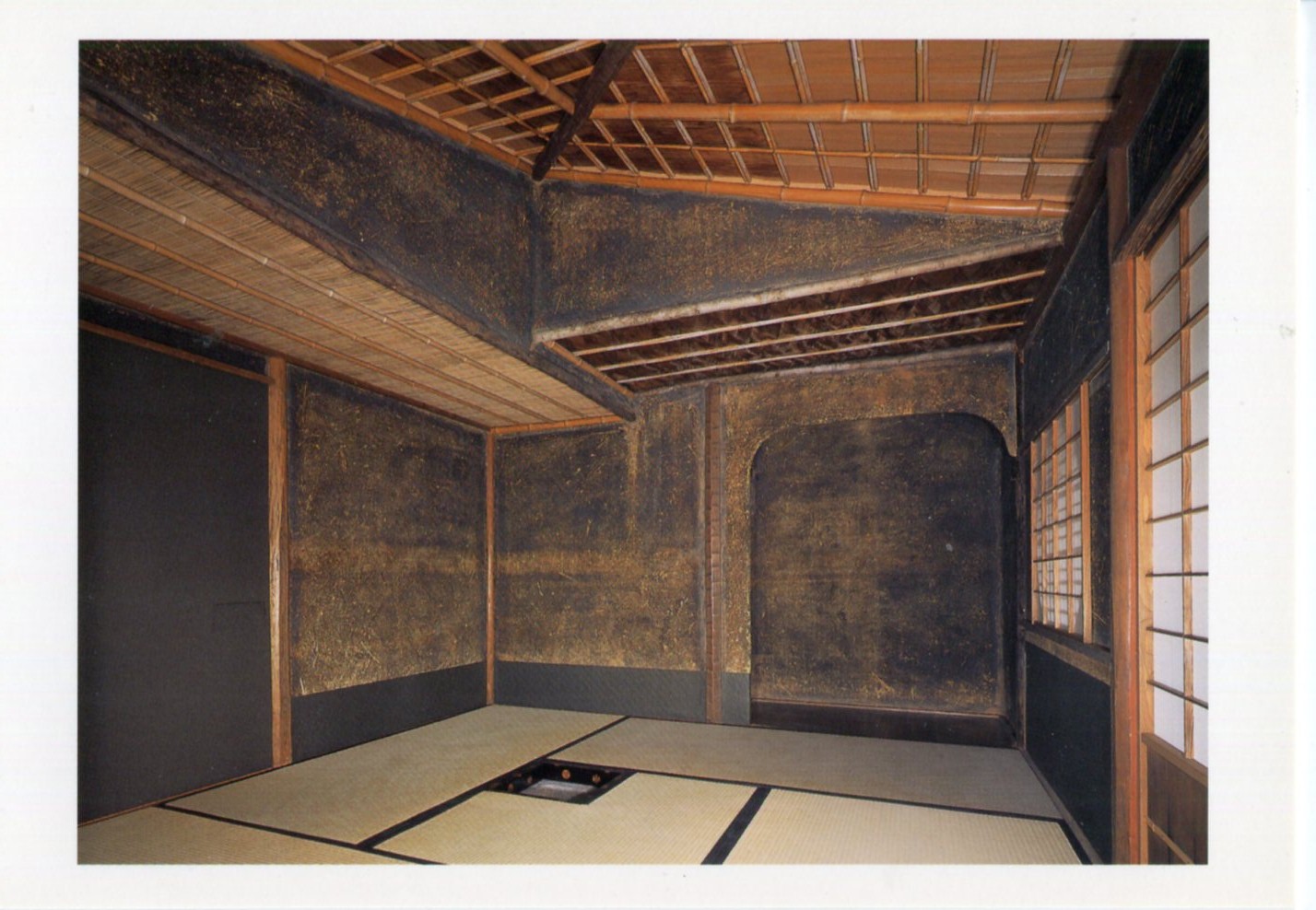 亭(绿荫繁茂处可见得其茅茸屋顶,是江户末期光格天皇所建的草庵式茶室